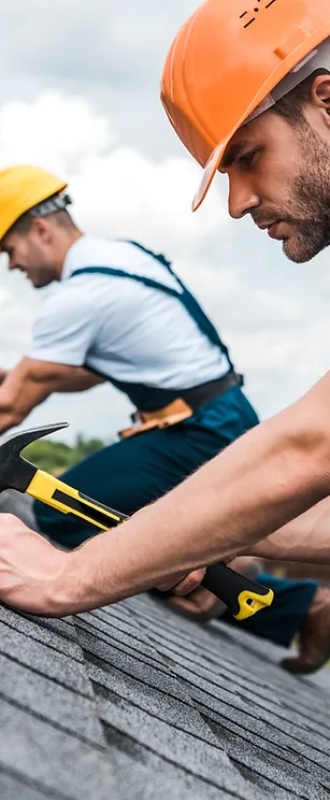 Handwerker bei Dachreparatur